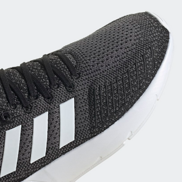 Women's Swift Run 22 core black / feather white